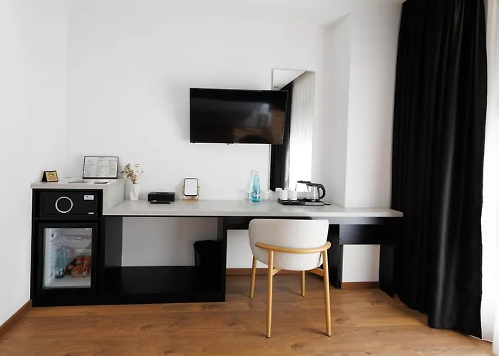 Destiny & Szálloda Yzberishti